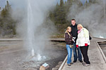 ... vor einem kleinen Geysir